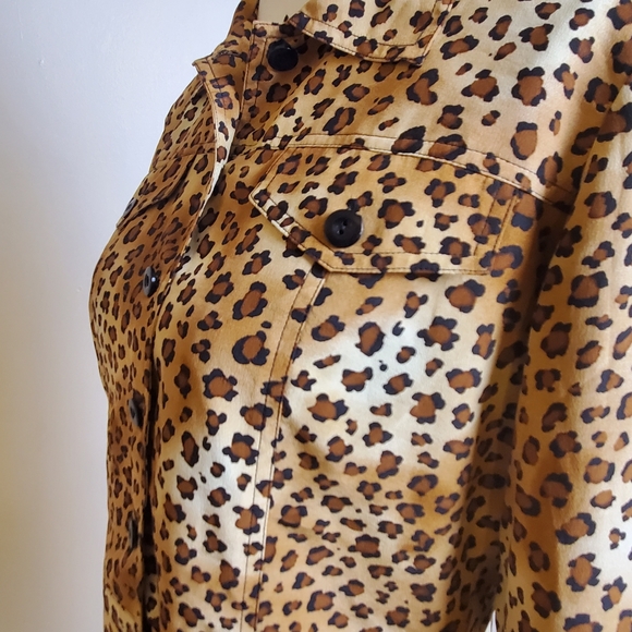 Maggie L | 🔥HOST PICK - Leopard Print Fully Lined Silk Cropped Jacket - Size 6p - Picture 5 of 12